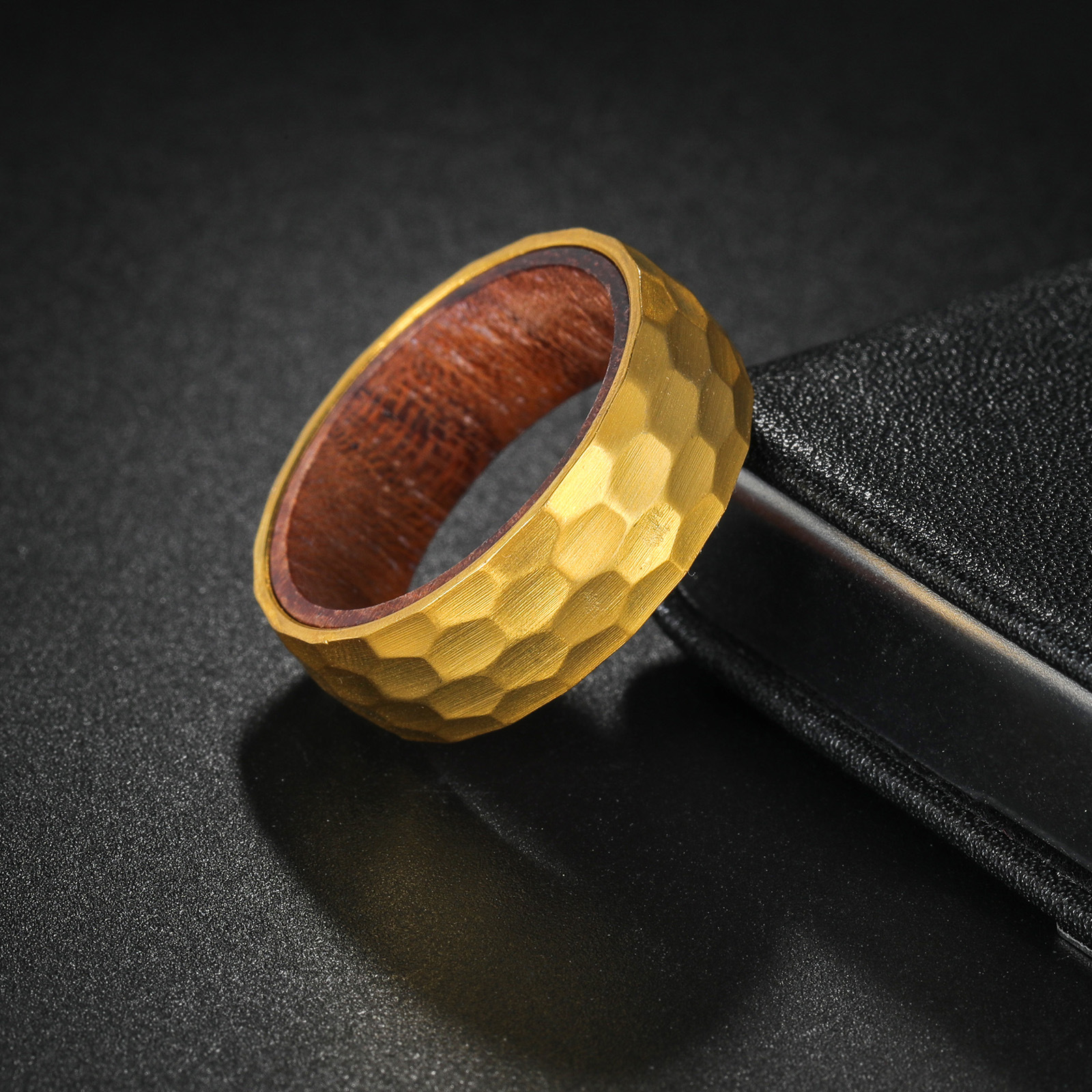 A new 8mm titanium steel jewelry piece with a hammered inner ring and pear wood inlay for men on Amazon's popular European and American products details Picture