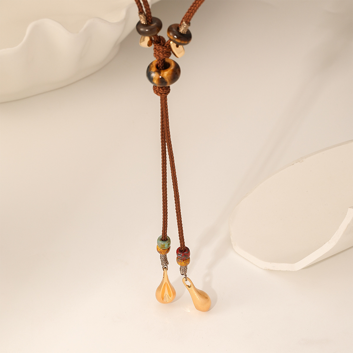 Nasha Ethnic style hand-woven long pendant necklace, suitable for both men and women, retro sweater chain, versatile pendant Application Scenario