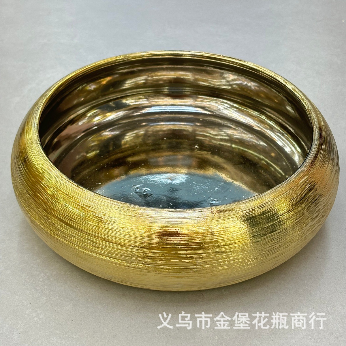 Hand-brushed horizontal gilded wide-mouth flowerpots for growing green plants in the living room of villas, bulk purchase for soft furnishings details Picture