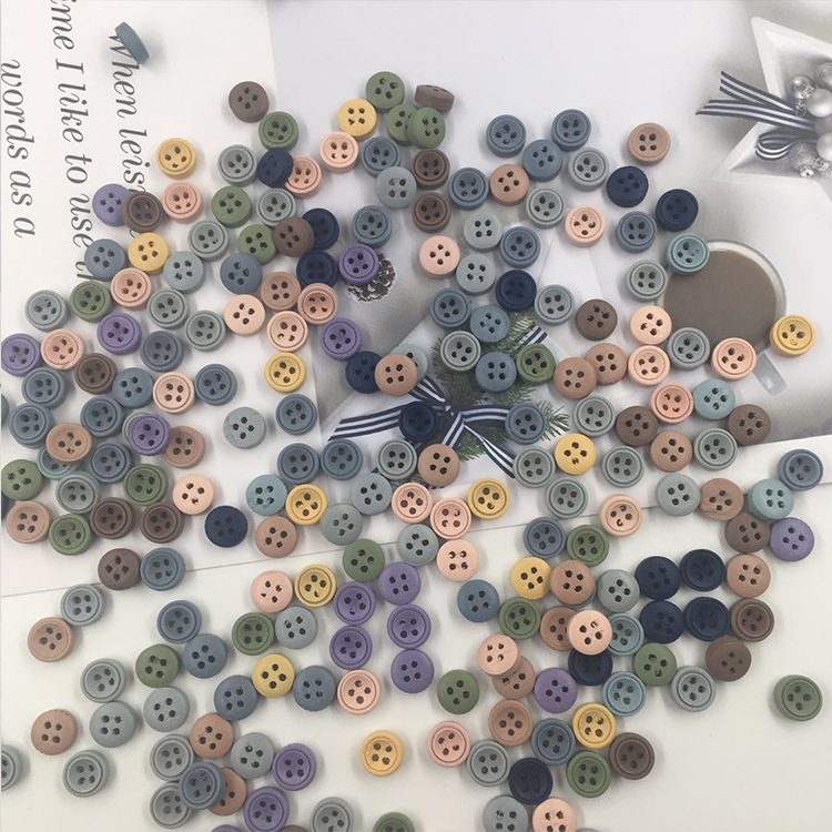 Factory direct sales of four-eye solid line wooden buttons for children's hats, wooden handcrafted diy buttons for trousers Specification image