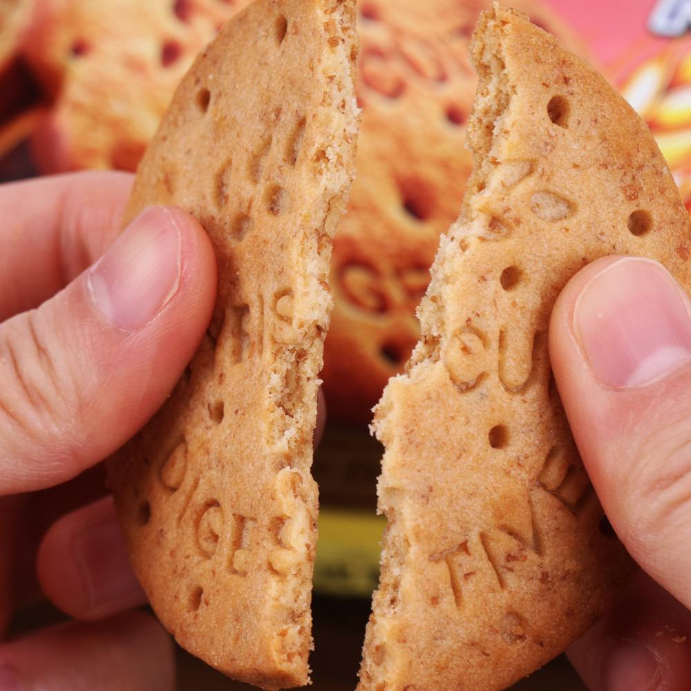 Malaysian imported Mabike whole wheat Biscuits 60g, a meal replacement and filling snack with grape malt and cocoa flavor Application Scenario