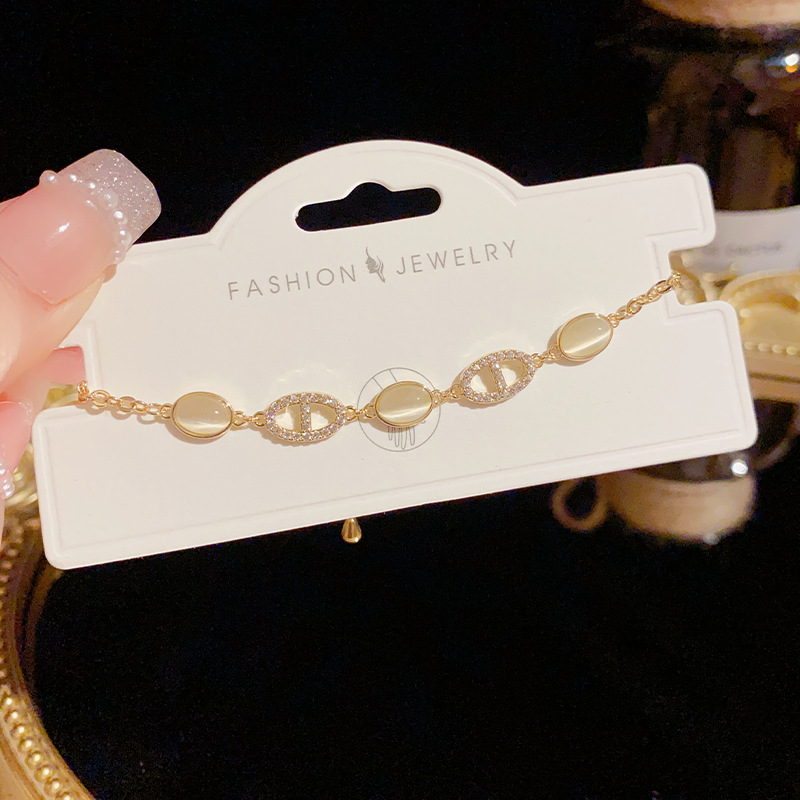 This is a popular, simple and light luxury Instagram cat's eye stone oval bracelet with a retro, fashionable and high-end feel. It is a niche design jewelry details Picture