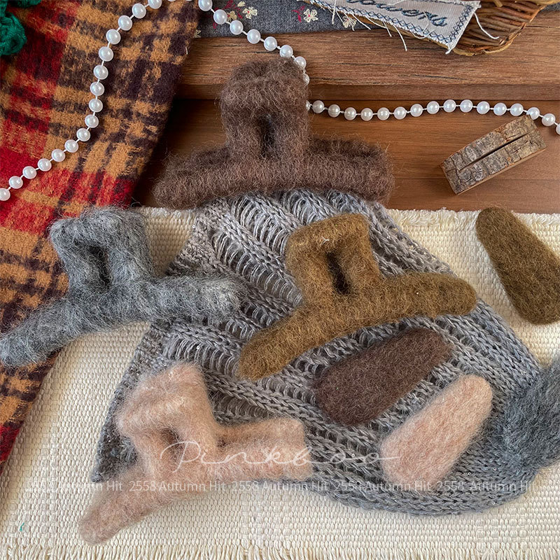 The new Korean-style plush autumn scratch-off hair accessory Pom.kr features a simple and elegant atmosphere. It comes in three colors: brown, pink and gray, creating a soft and gentle vibe for your hair details Picture