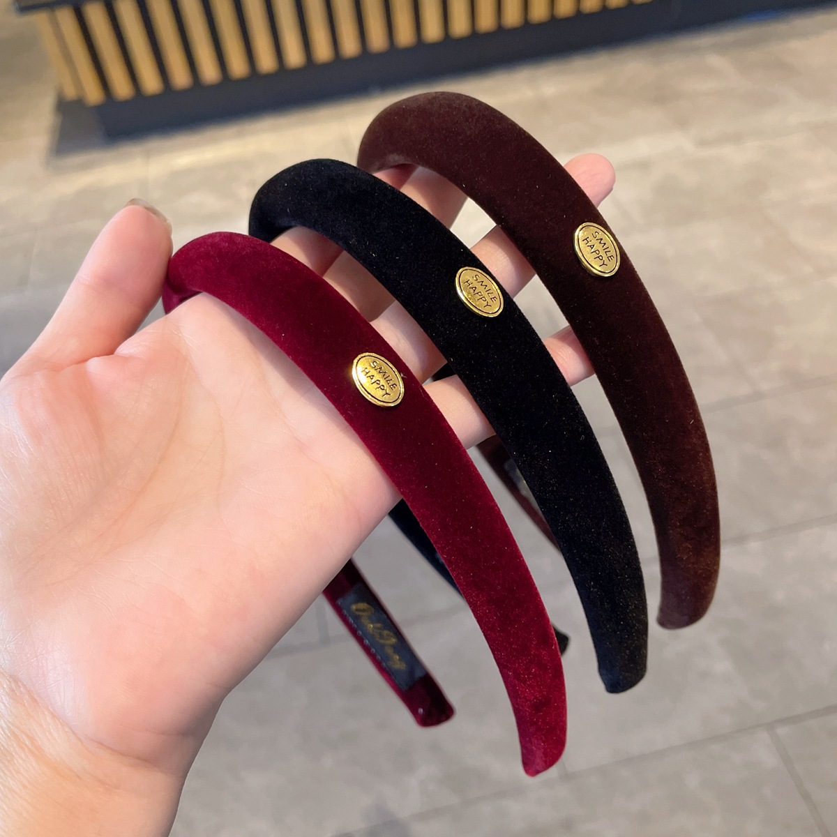 The small gold label narrow version of the colorful velvet hairband is a new autumn and winter high top sponge headband and a versatile hairpin accessory Specification image