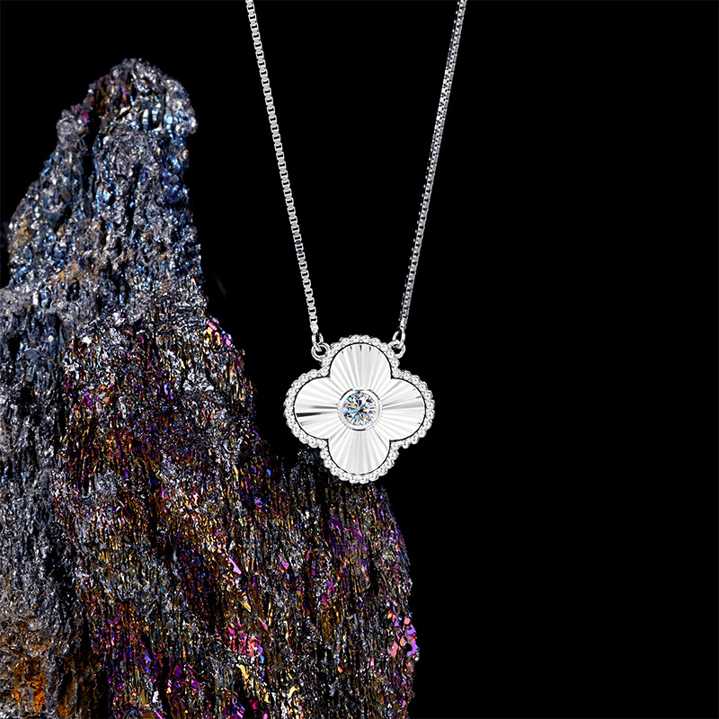Zhuoheng selects the new 2026 four-leaf clover necklace for women, a sweet, niche and light luxury necklace, as a birthday gift for your girlfriend Moissanshi details Picture