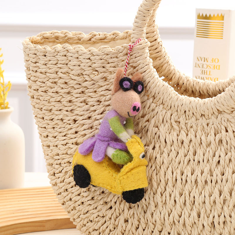 Handmade wool felt abstract hanging decorations of dogs and pigs, creative bags, and cute pendants, wholesale from the manufacturer Application Scenario
