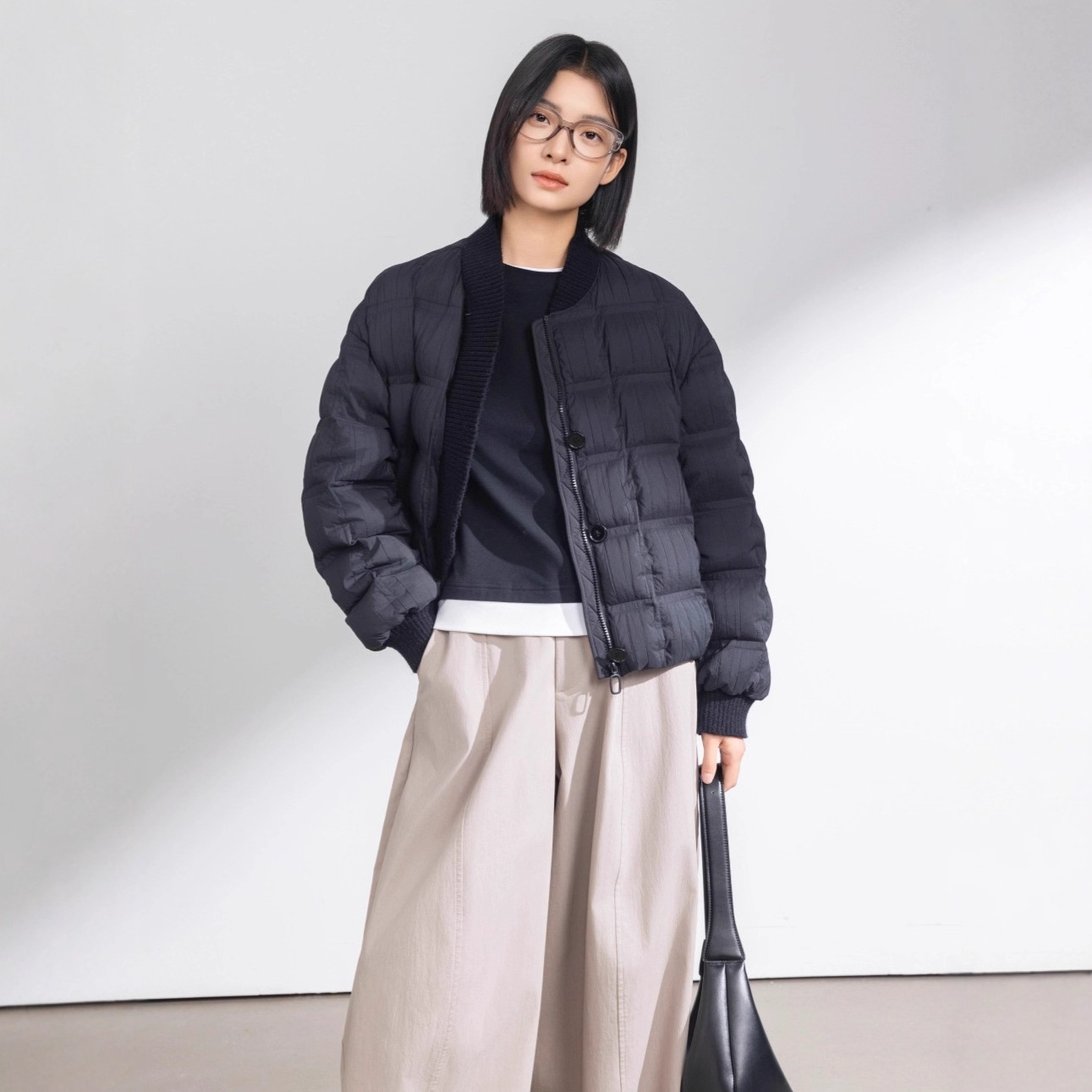 The new women's short down jacket for winter 2025 features baseball ribbed pleats that make you look slimmer and keep you warm details Picture