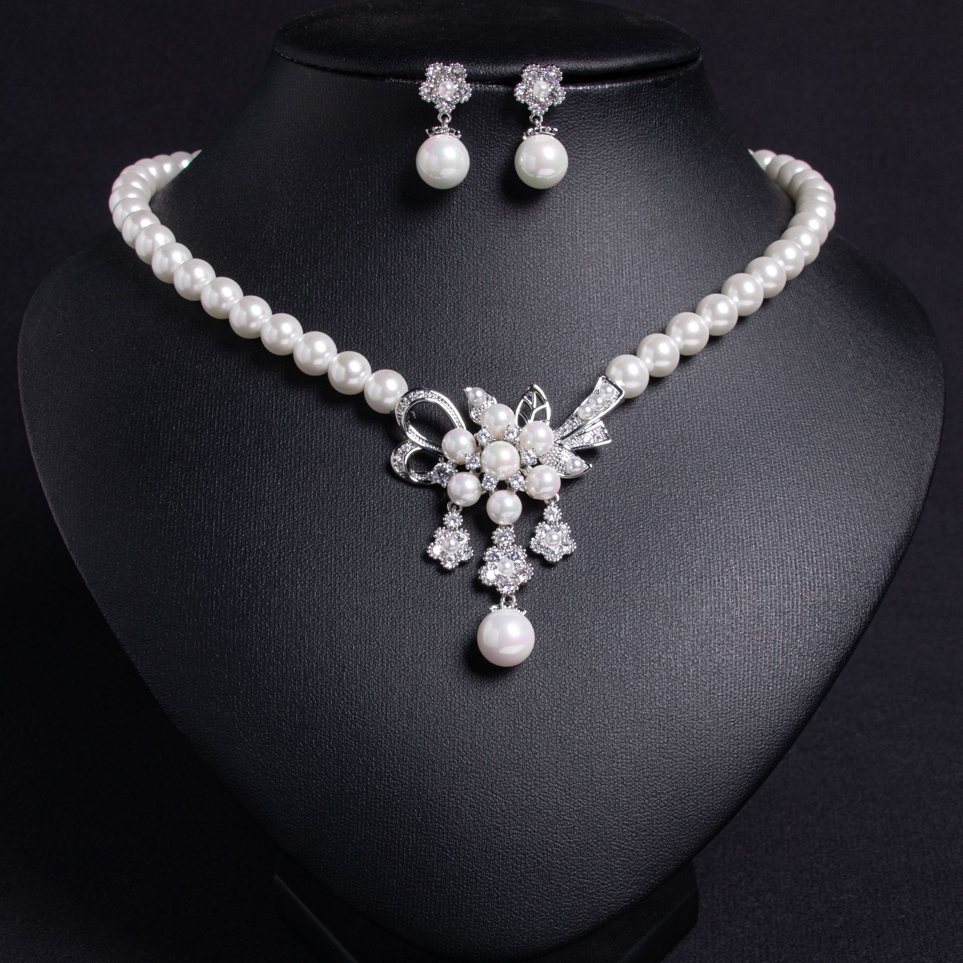 European and American super glittering pearl bride necklace, women's earrings, high-end luxurious dress, wedding dress accessory set, wedding accessories Application Scenario