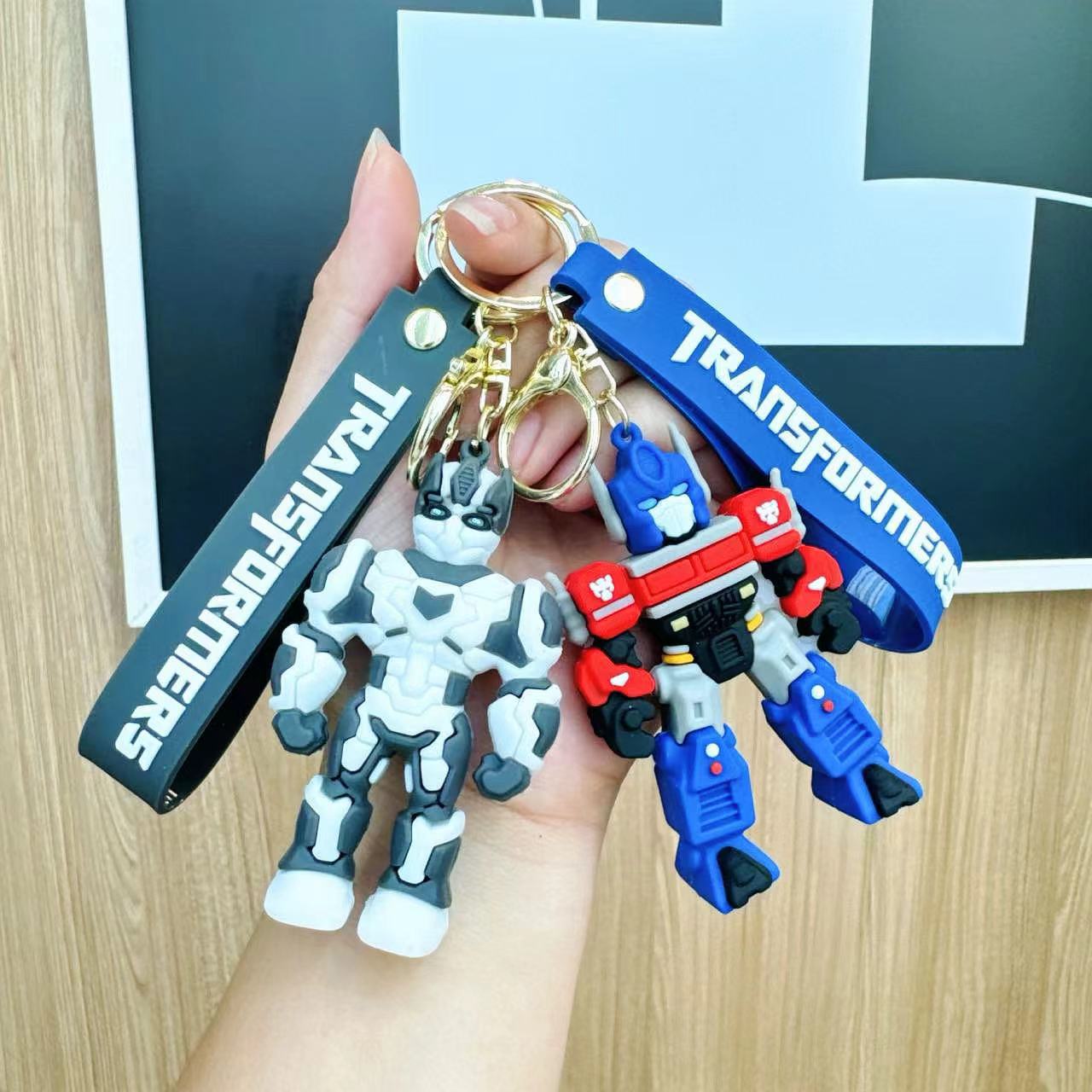 Wholesale of cartoon robot Bumblebee keychains, creative Transformers car pendants, student schoolbags and key chains Application Scenario