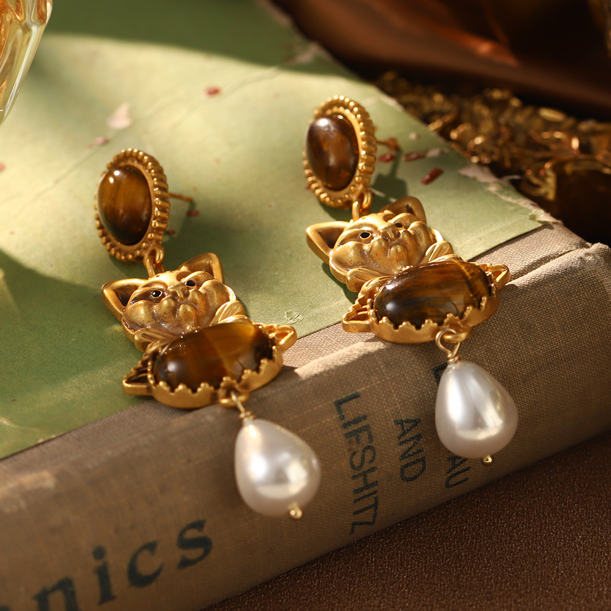 New vintage earrings with a European and American court style and Russian gold, featuring tassels and pearl tiger eyes, are high-end earrings with a sense of design details Picture