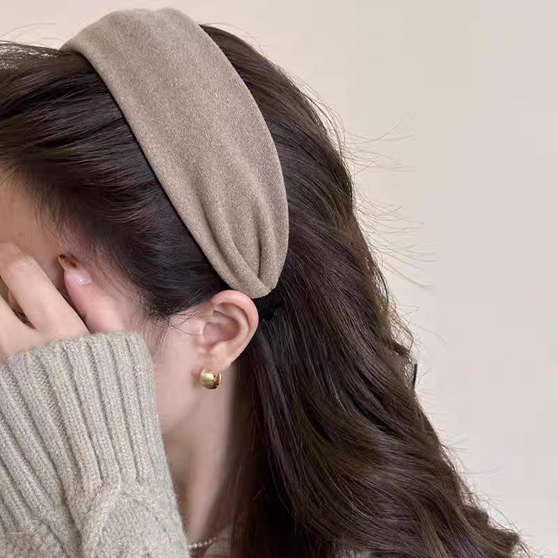 2025 New daily wear wide-edge hair bundles, hair bands, women's high hair pressure, grey hair bands on the top of the head, hair clips, travel headbands Application Scenario