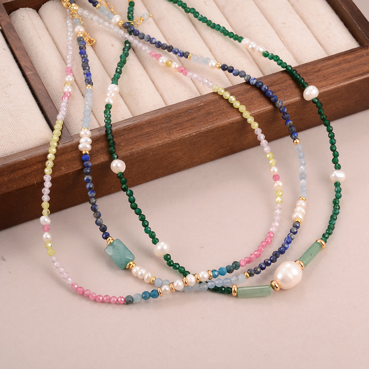 Simple and fresh heart-shaped geometric necklace, summer versatile beaded dopamine necklace, fashionable new collarbone chain for women details Picture