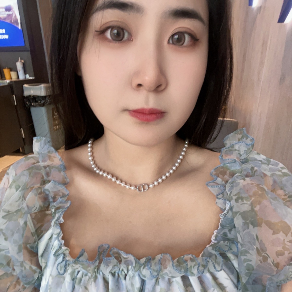 CD Shi Family Pearl Necklace for women, light luxury, simple collarbone chain, niche design, high-end feel, internet-famous pearl necklace details Picture