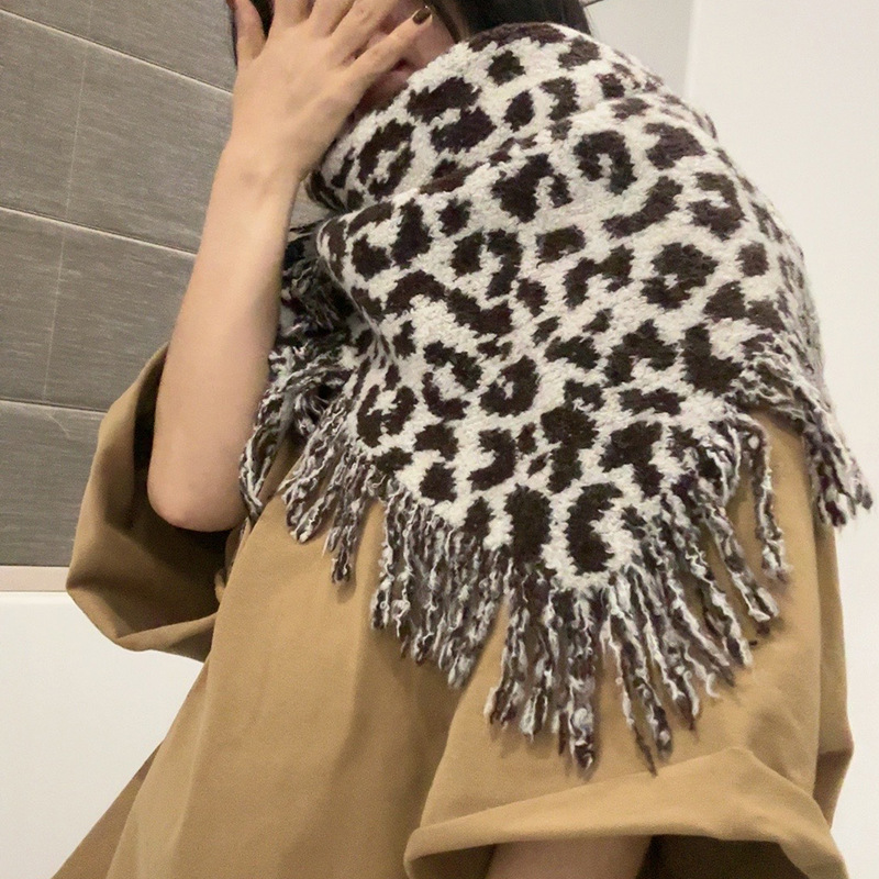 A new autumn and winter collection of leopard-print fringed scarves for women, featuring a high-end woolen triangular shawl and a retro and fashionable shawl. Wholesale from street stalls