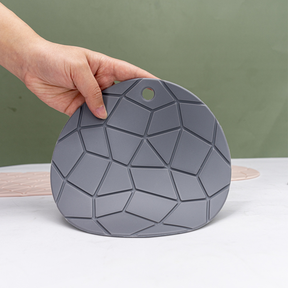 Turtle-patterned heat insulation pads, food-grade silicone coasters, heat-resistant thickened pot pads, European-style high-temperature resistant table MATS Application Scenario