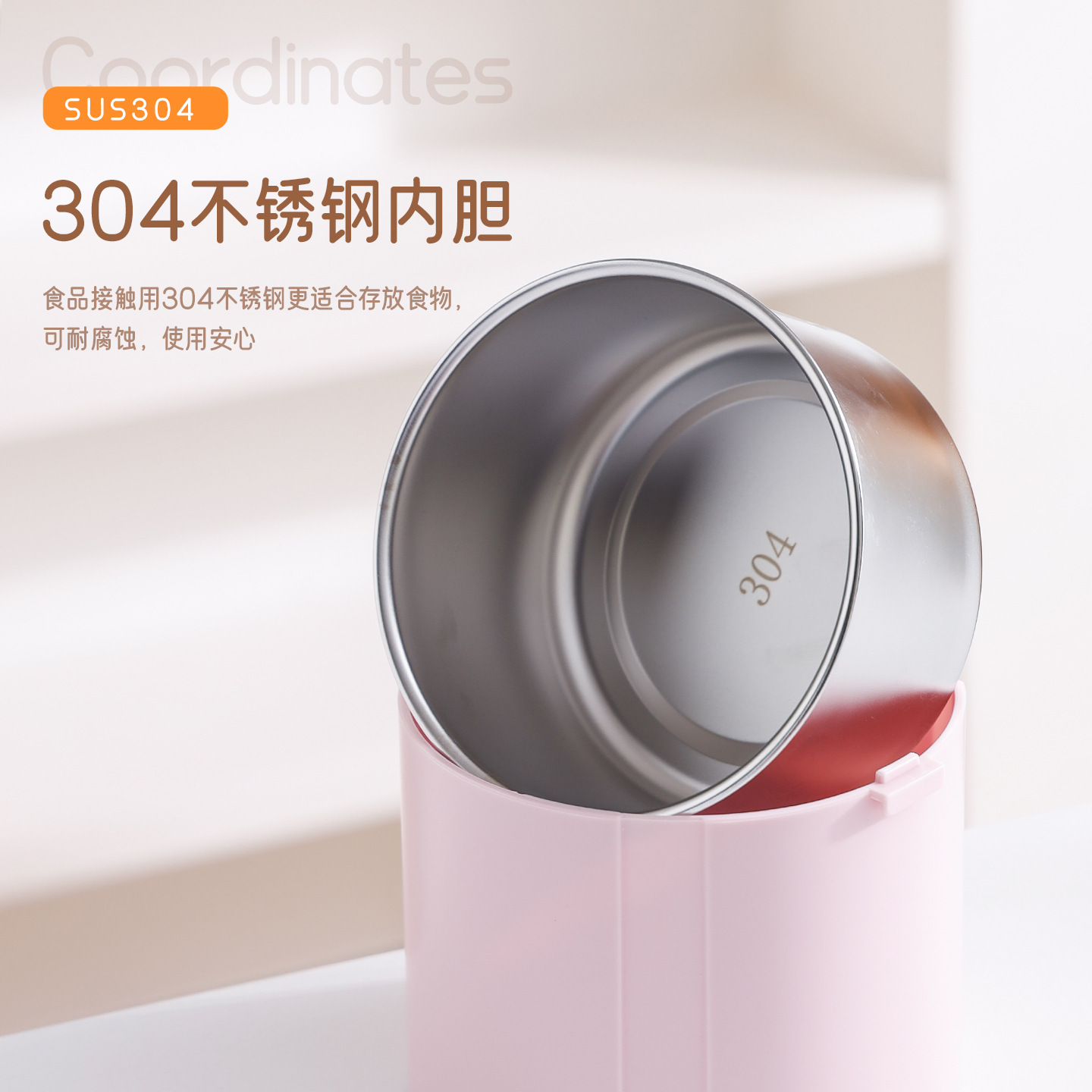 The insulated lunch box keeps the food warm with two or three layers. It is portable for office workers and has a high level of appearance Application Scenario