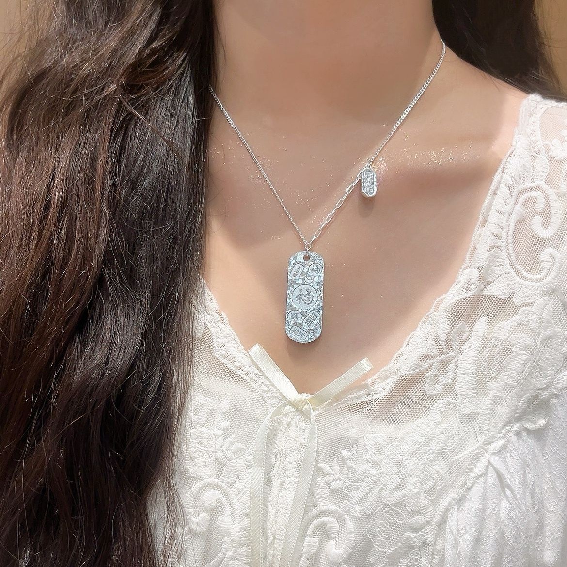 Copper-plated Miao silver, Tibetan silver, Jiyan brand broken ice necklace, Fu brand pendant and other silver-plated accessories are versatile and stylish, exuding a touch of light luxury Application Scenario
