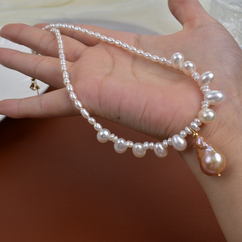 Elegant and noble, natural freshwater pearl necklace, women's niche, light luxury, high-end collarbone chain, fashionable neck chain Application Scenario