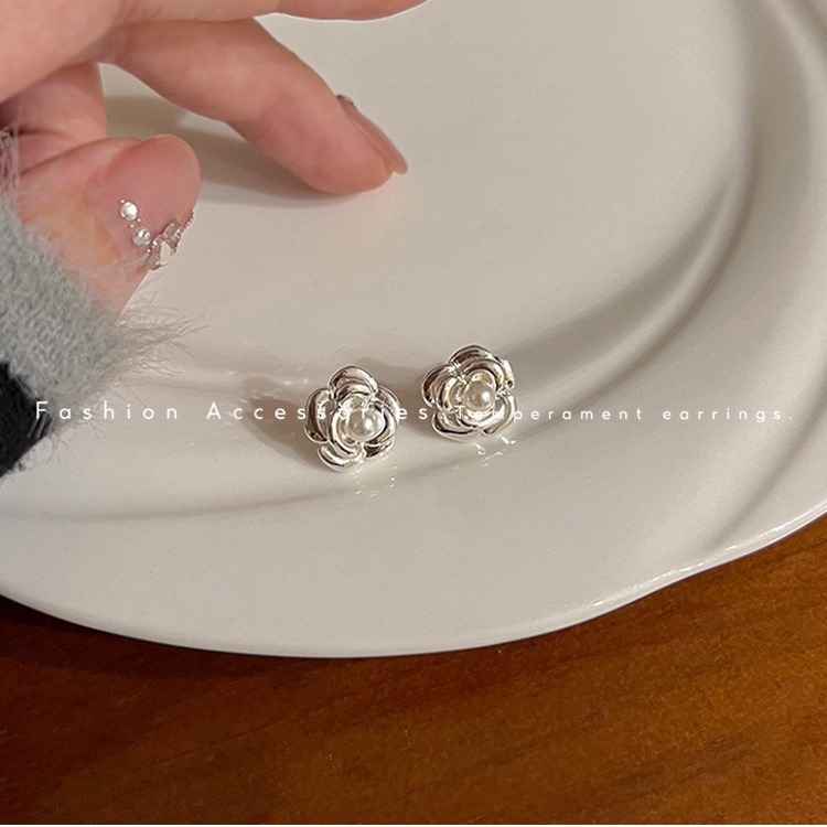 Camellia flower pearl stud earrings for women 2024 New bestseller, light luxury, high-end style, unique and exquisite, small fragrance style earrings Specification image