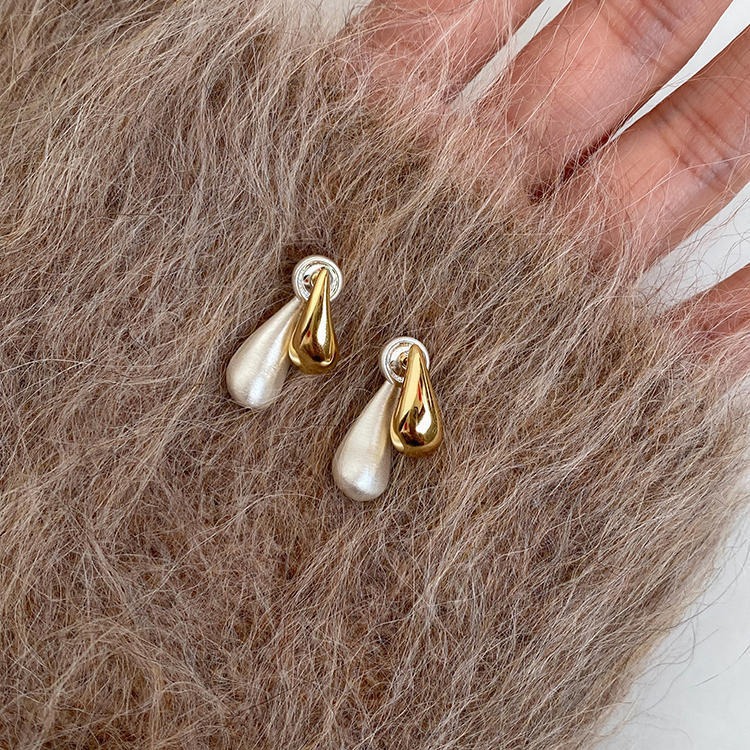 This two-color spliced teardrop earring is a unique and niche design for women. It features personalized stud earrings that are versatile and simple for commuting
