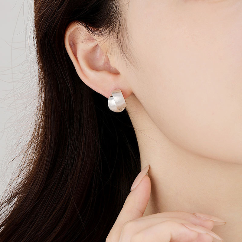 The metal brushed stud earrings feature a unique design for women, exuding a sense of sophistication and individuality. They are simple and versatile for daily commutes details Picture