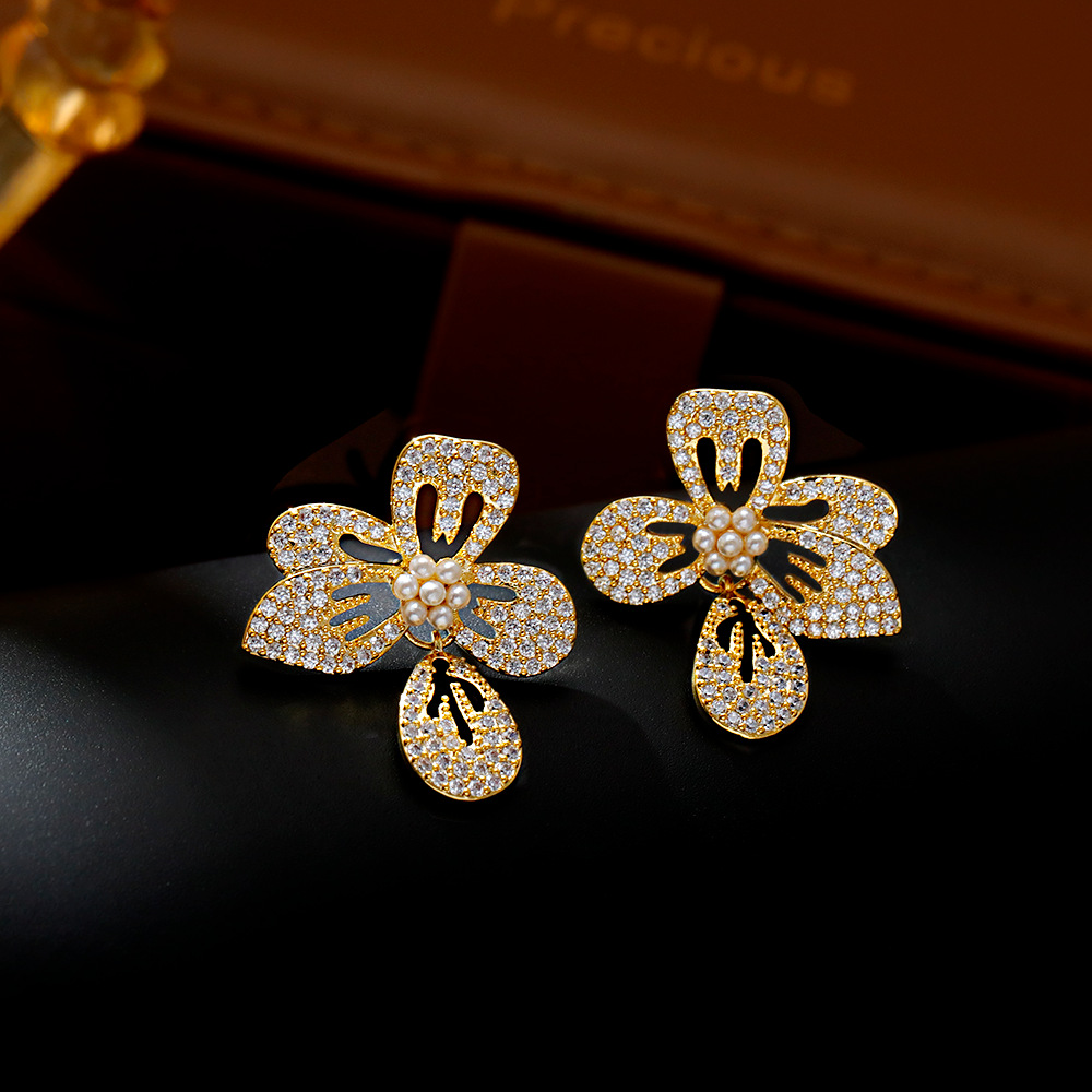 Hyacinth's fashionable, light luxury, ultra-sparkling, micro-inlaid zircon flower earrings are a unique design for women, exuding a sense of high-end elegance. They are a bestseller on Douyin Specification image