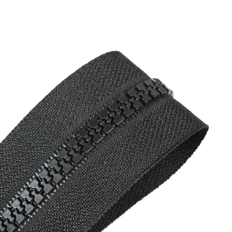 No. 5 double-headed resin zipper, double opening tail, ordinary teeth, black pull lock, clothing, luggage, down jacket, front lapel pull chain Application Scenario