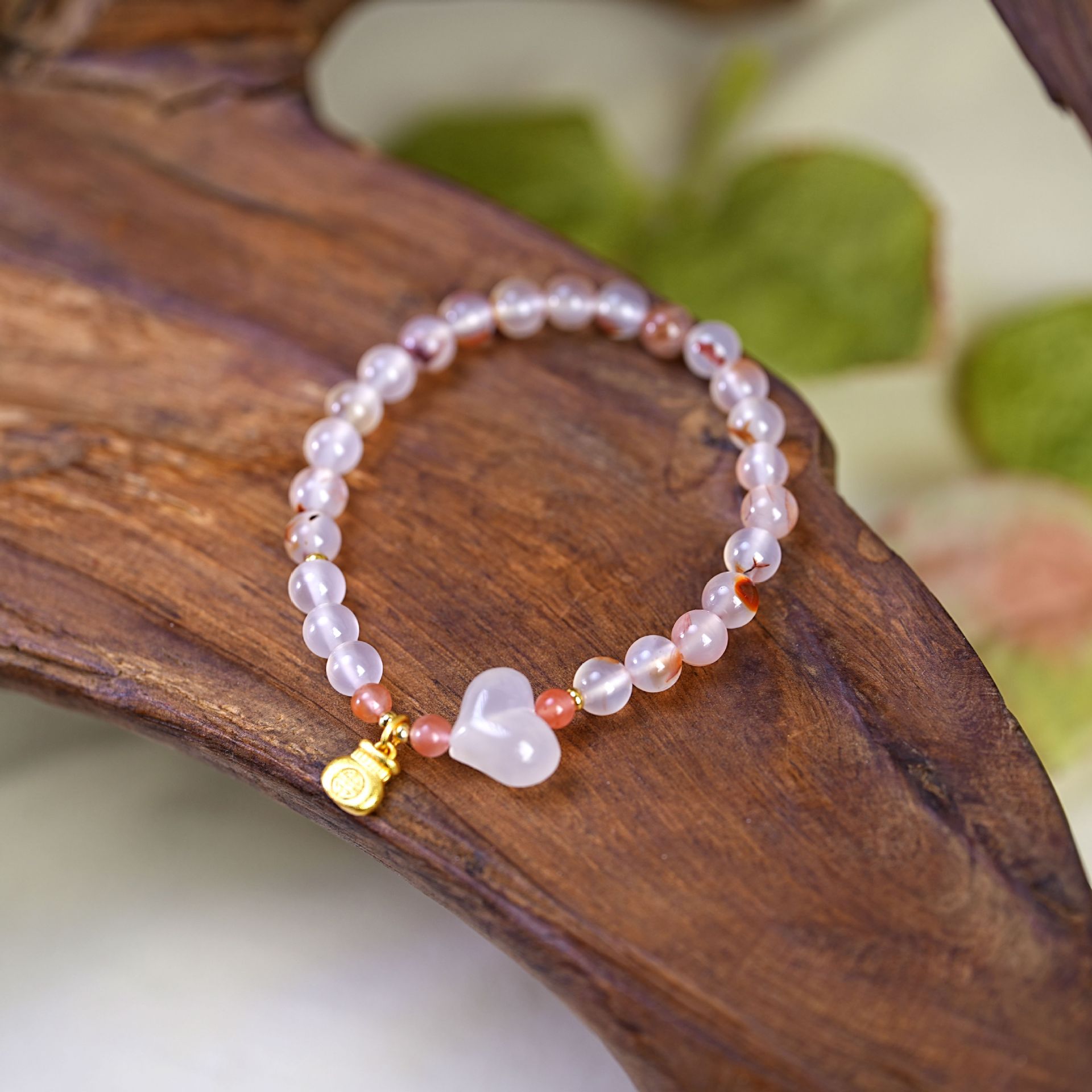 New Chinese-style natural cat's eye stone crystal bracelet for women, with a unique and high-end feel, light luxury, heart-shaped agate, and traditional Chinese style jewelry bracelet Application Scenario