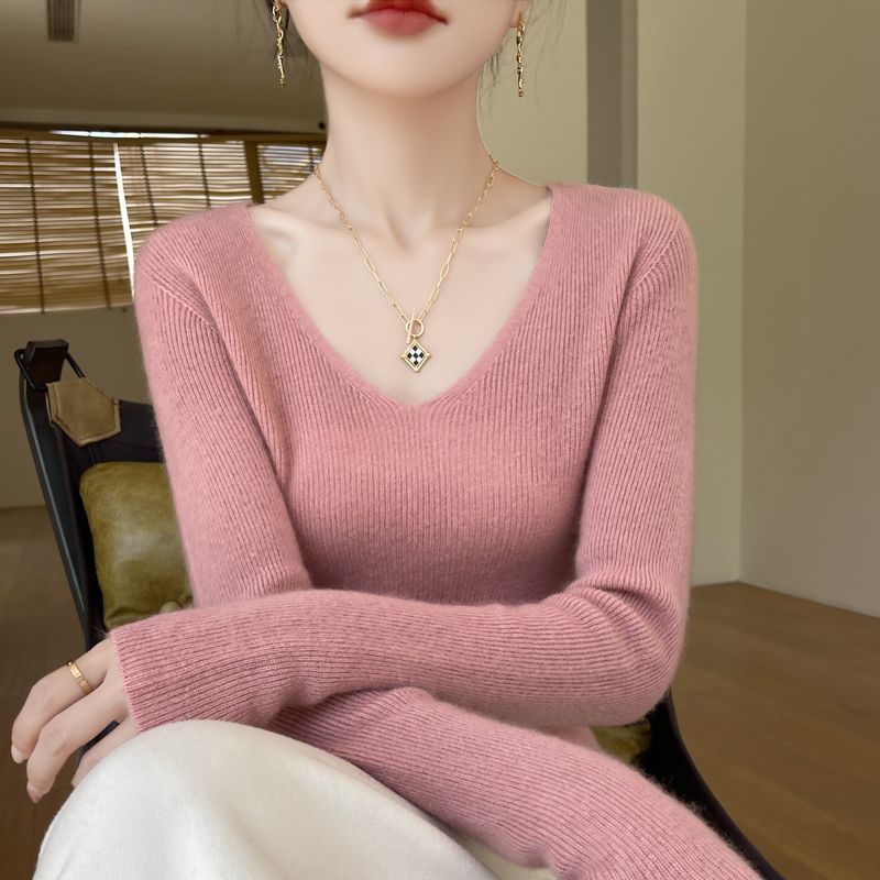 This autumn and winter new style of wool sweater features a V-neck that is slimming and versatile. It is a long-sleeved, casual and elegant sweater with a base layer of knitted sweater for women details Picture