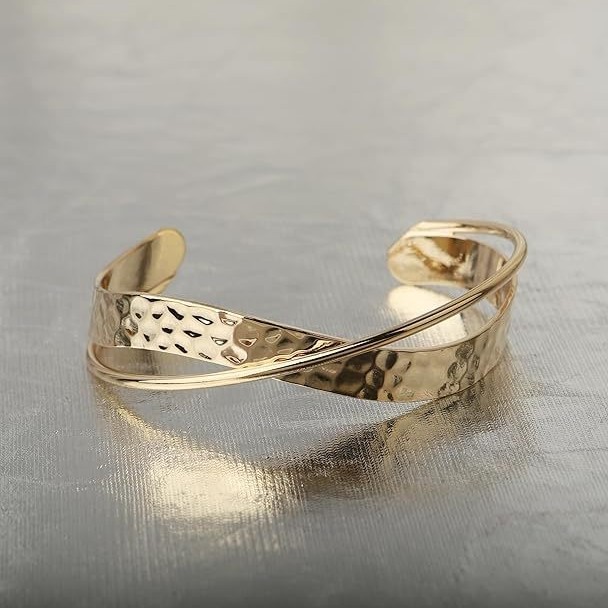 A simple and fashionable InS-style brass metal bracelet with a popular line and open design for women in the east gate of Japan and South Korea