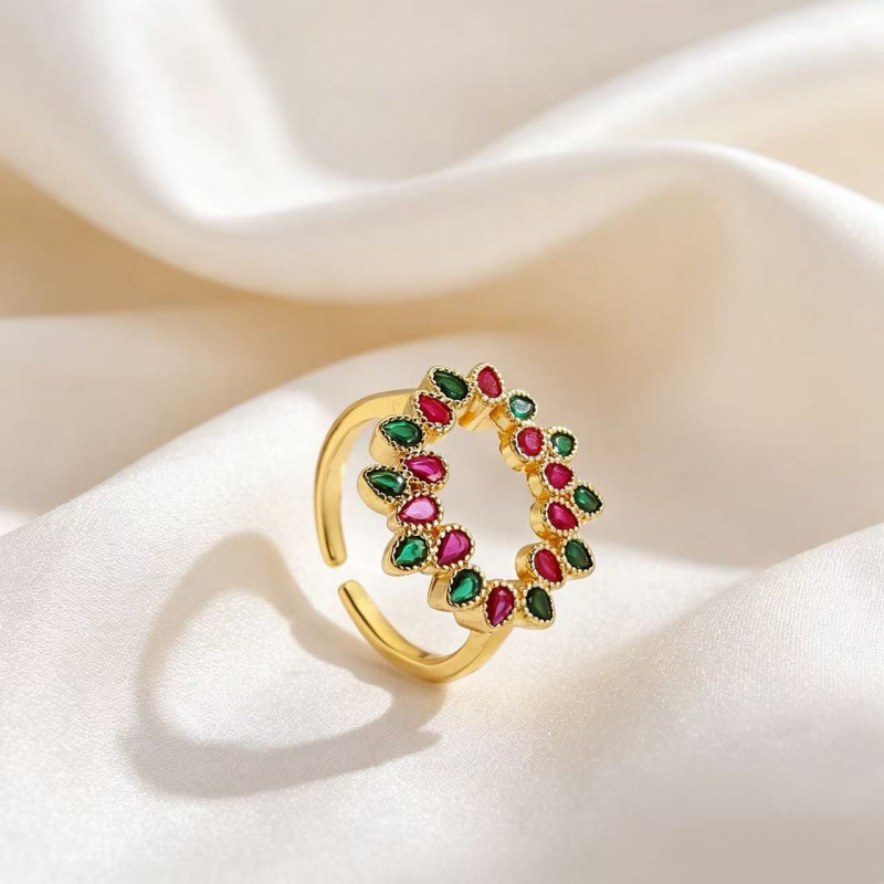 A two-piece set of exquisite zirconium flower wreath necklace and ring from Europe and America, with a light luxury style and versatile collarbone chain accessories Application Scenario