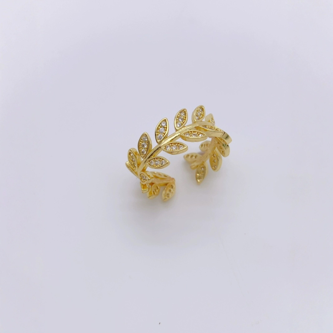 Direct sales of zircon four-leaf clover petal and leaf hollowed-out rings in European and American fashion cross-border Application Scenario