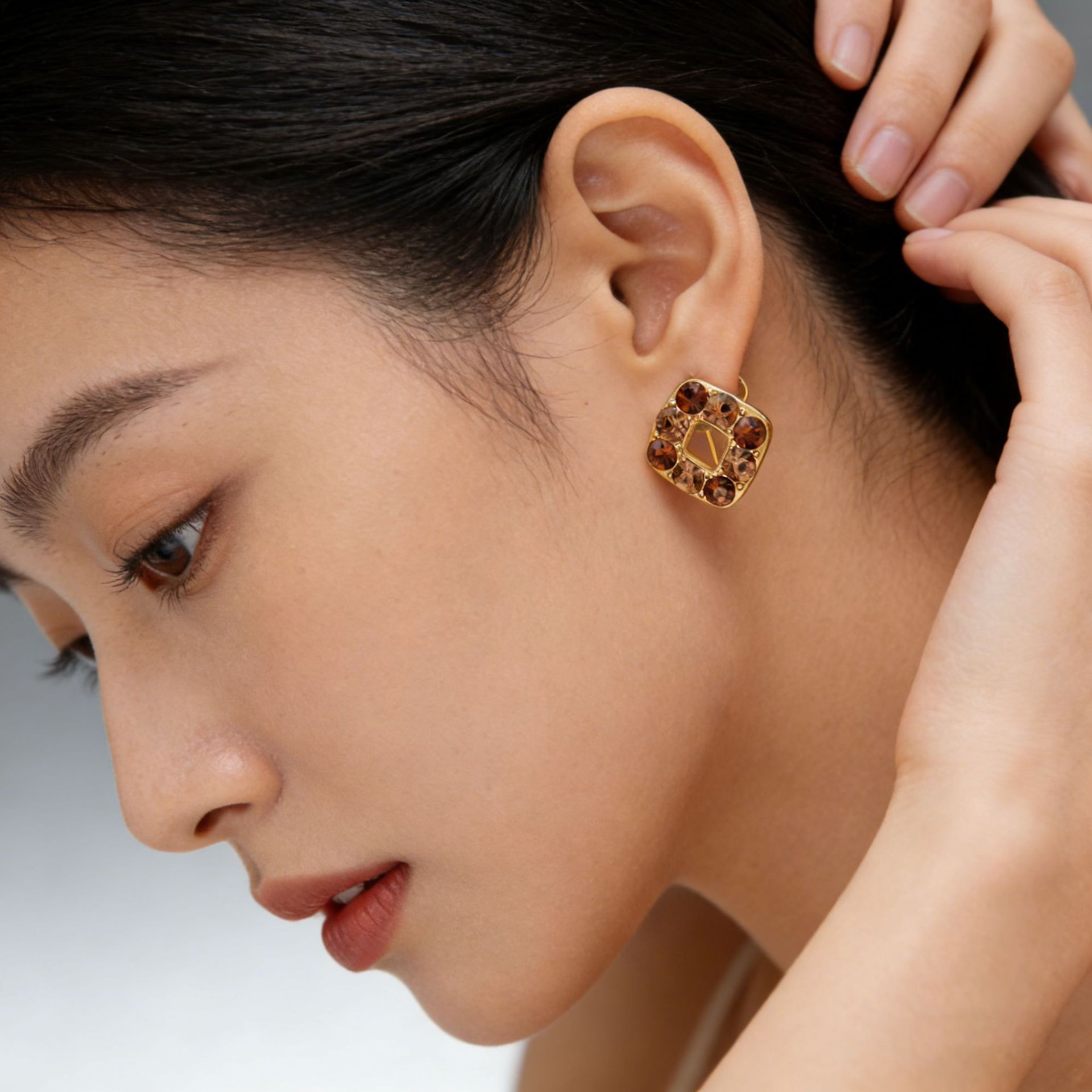 Hyacinth's niche design geometric square stud earrings for women ina are small, simple, elegant and light luxury earrings without ear piercings, ear clips and earrings details Picture