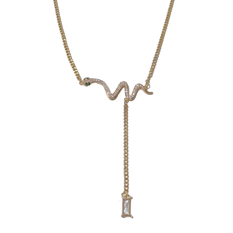 The snake-shaped square diamond tassel necklace with a sense of design exudes a high-end feminine charm. The collarbone chain is a light luxury and niche sweater chain accessory Item Picture
