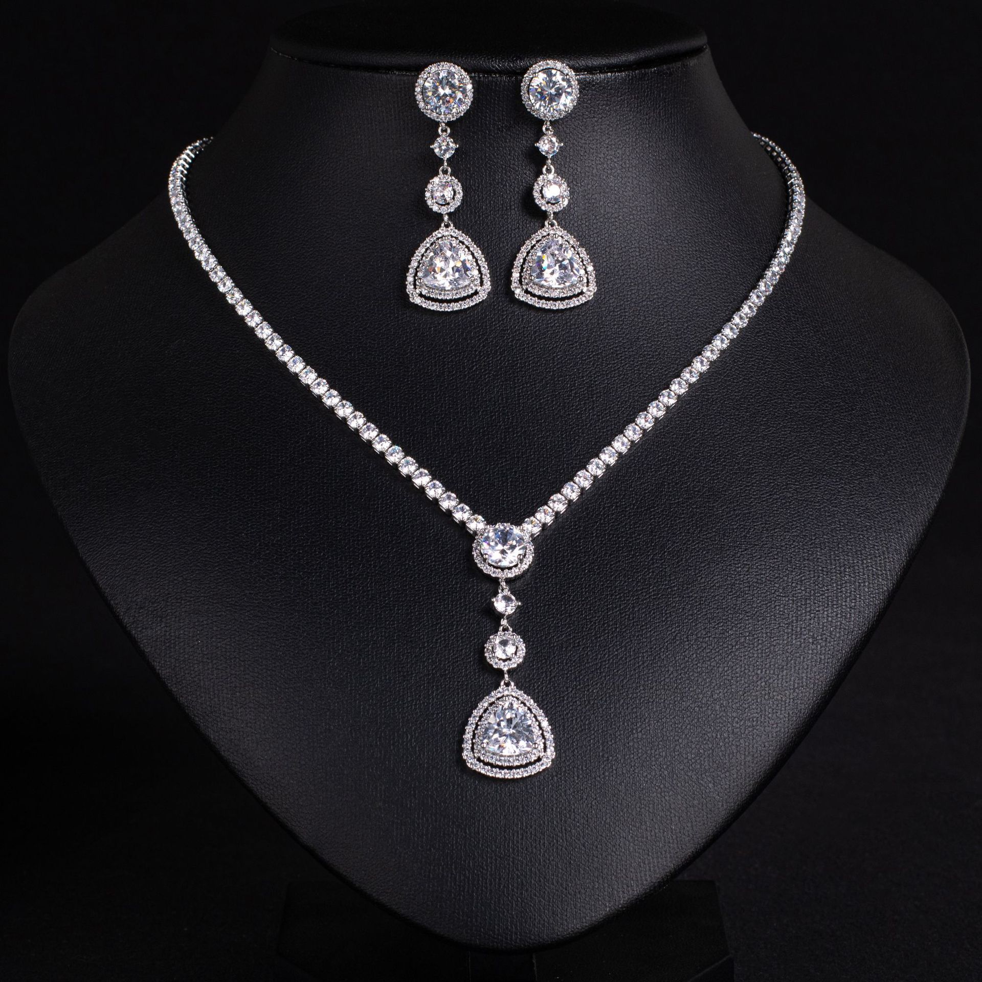 Wholesale of European and American fashionable and individualistic men's and women's necklaces, triangular and round pendants, box chains, geometric pendants, necklaces and earrings Application Scenario
