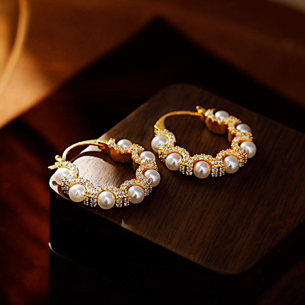 Hyacinth sweet lace-trimmed full diamond woven pearl earrings, a new, high-end, light luxury and niche design of sparkling zirconium earrings Application Scenario