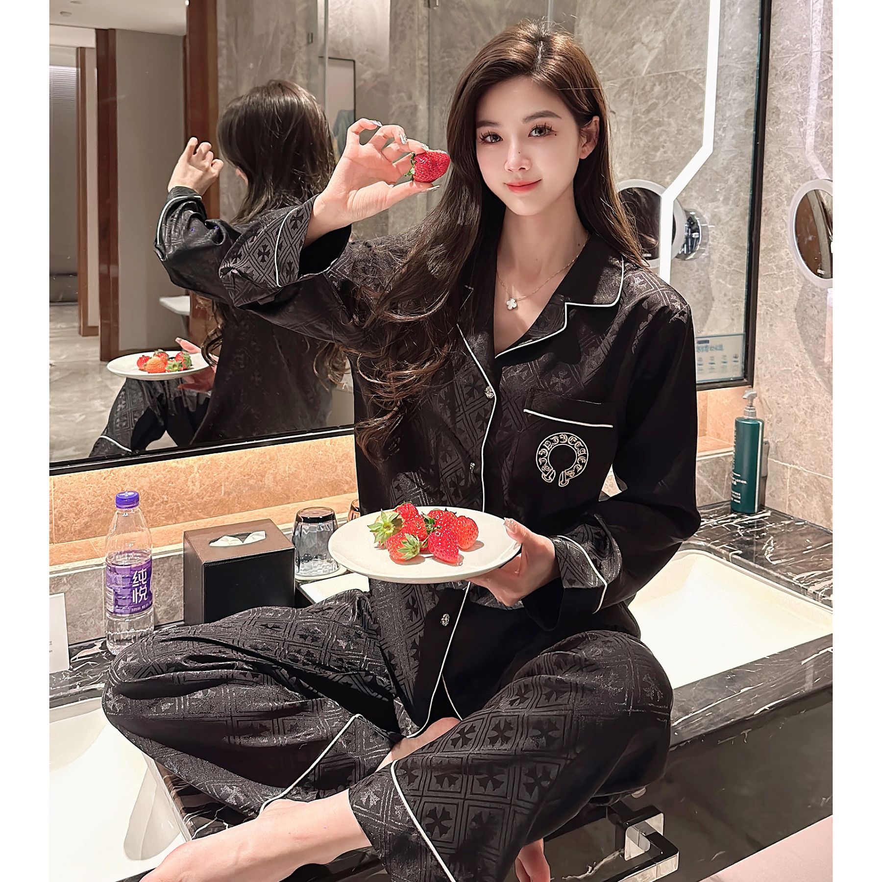 New Spring and autumn collection of light luxury and high-end ice and snow silk couple pajamas for men and women, simple home wear sets with long sleeves