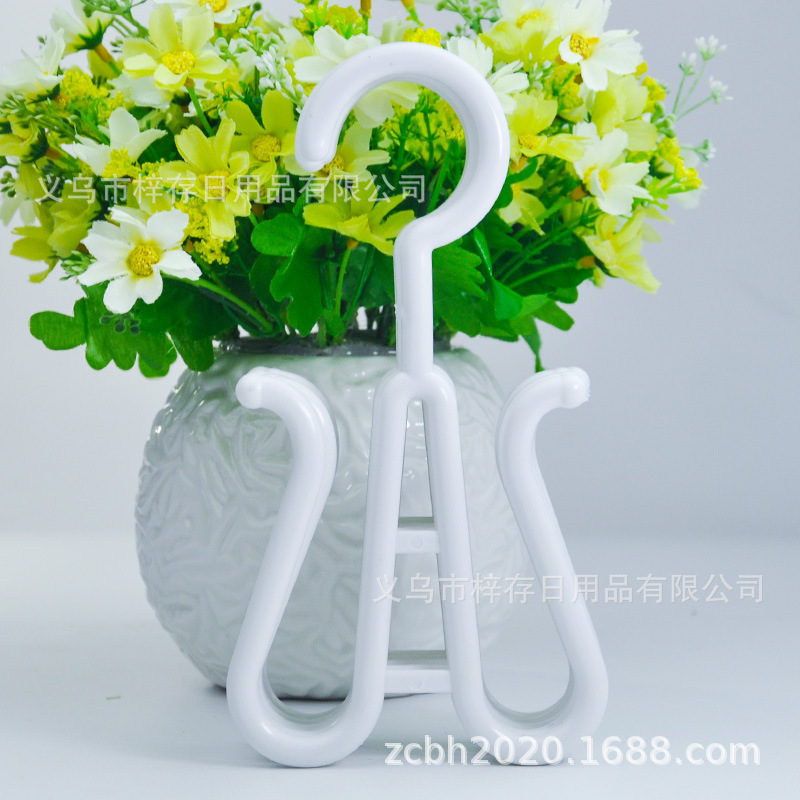 Plastic slipper hooks, supermarkets, shopping malls, household cotton shoes, sandals, flip-flops, fashionable display shoe racks, wholesale slipper racks Application Scenario