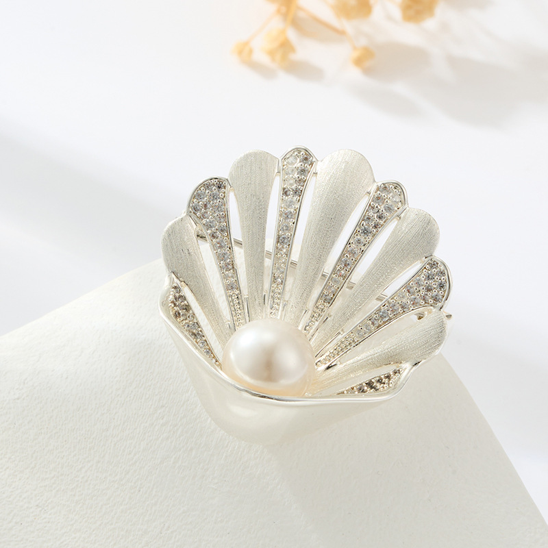 Light luxury ocean-style three-dimensional scallop brooch, copper alloy micro-inlaid zircon brushed finish, high-end and exquisite women's brooch Application Scenario