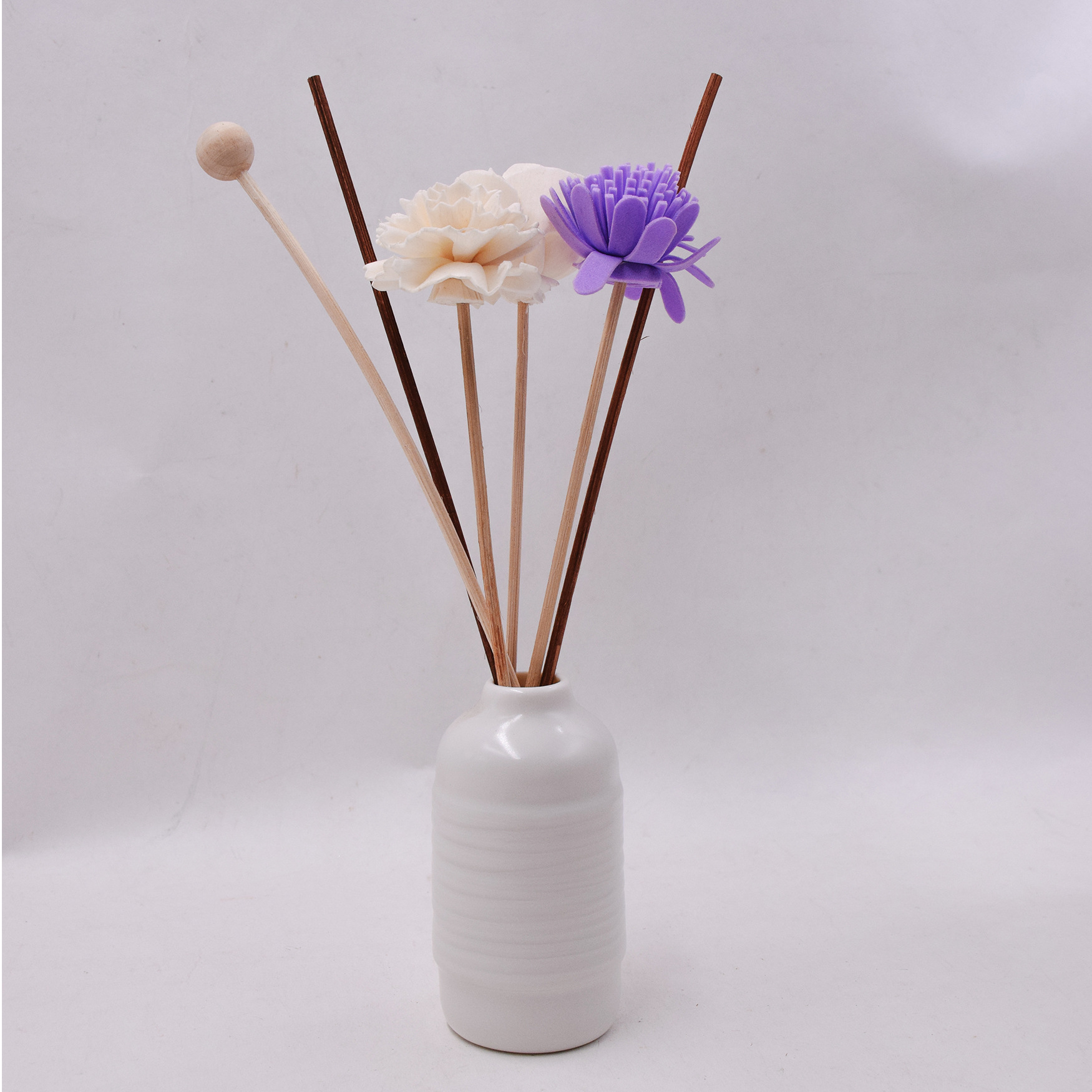 A combination of tugwort flower, flameless aromatherapy accessories, leaf vein flowers, dried flowers, vines and rattan bulbs for decoration Application Scenario
