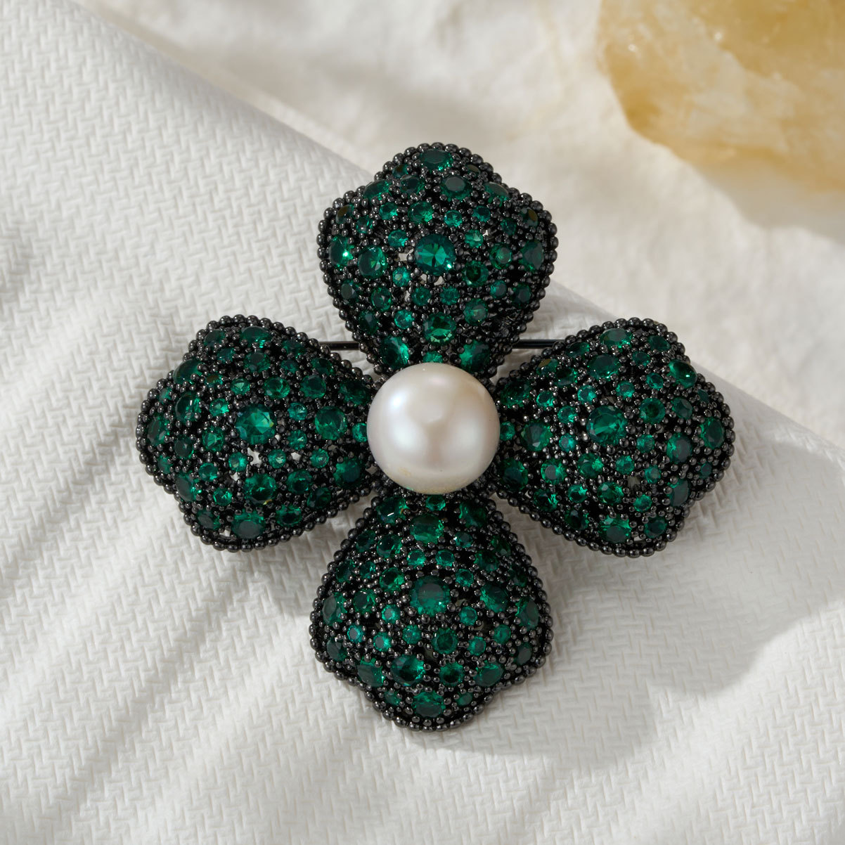 Luz de lujo multicolor cuatro flores broche aleación de cobre micro incrustado con circonio perlas de agua dulce premium sense vestimenta nuevos pins para mujeres Application Scenario