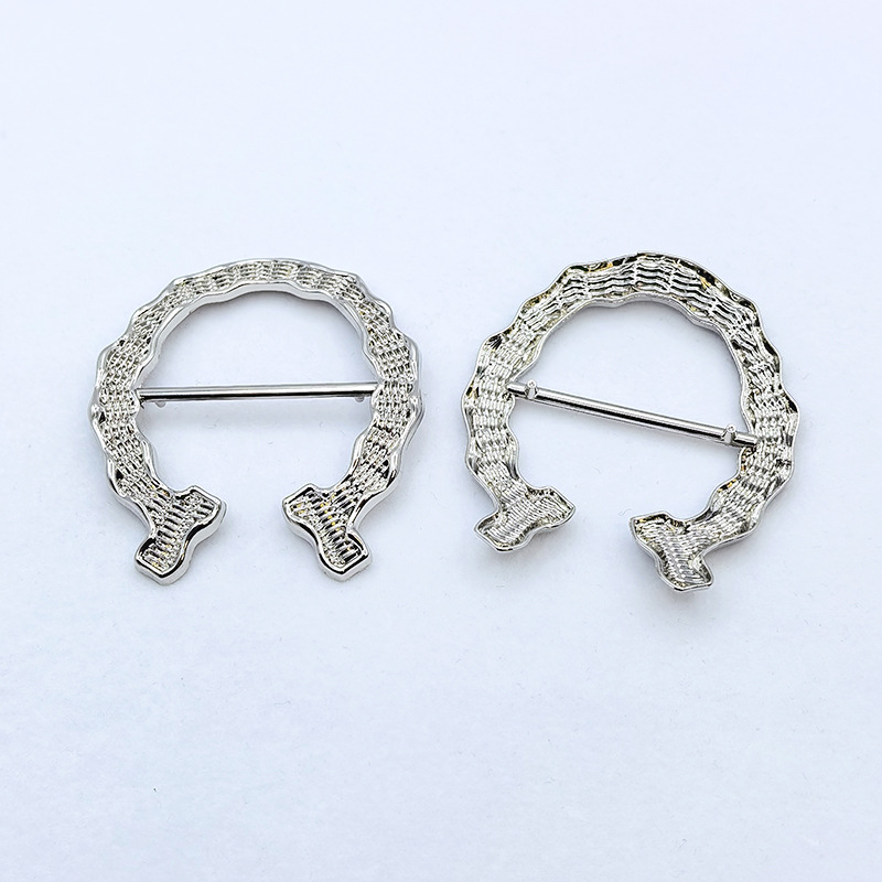 The manufacturer wholesals zinc alloy V-shaped pin buckles, belt buckles, bags, clothing, shoes and shoe accessories in various specifications Application Scenario
