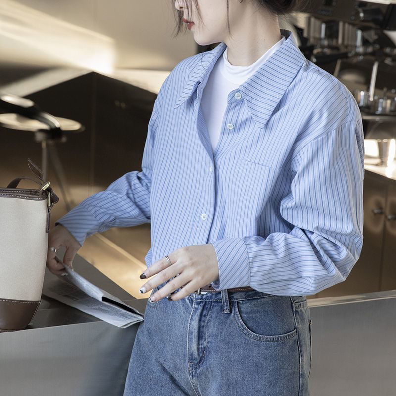 The new design of the blue striped shirt for women in Spring and autumn 2025 is unique, loose and slimming. It is a long-sleeved shirt worn outside in spring and autumn Specification image