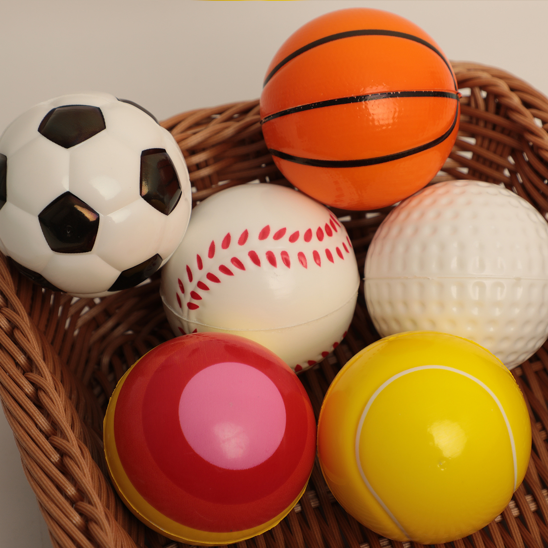 Pequeño libro rojo búsqueda caliente juguetes para niños paletas baloncesto fútbol juguete de bola elástica juguete de goma disponible al por menor disponible al por mayor