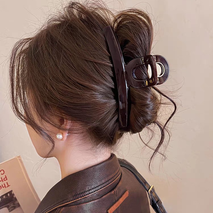 High-end chocolate-brown one-line grab clip, large shark clip, women's hairpin at the back of the head, 2025 new style clip wholesale details Picture