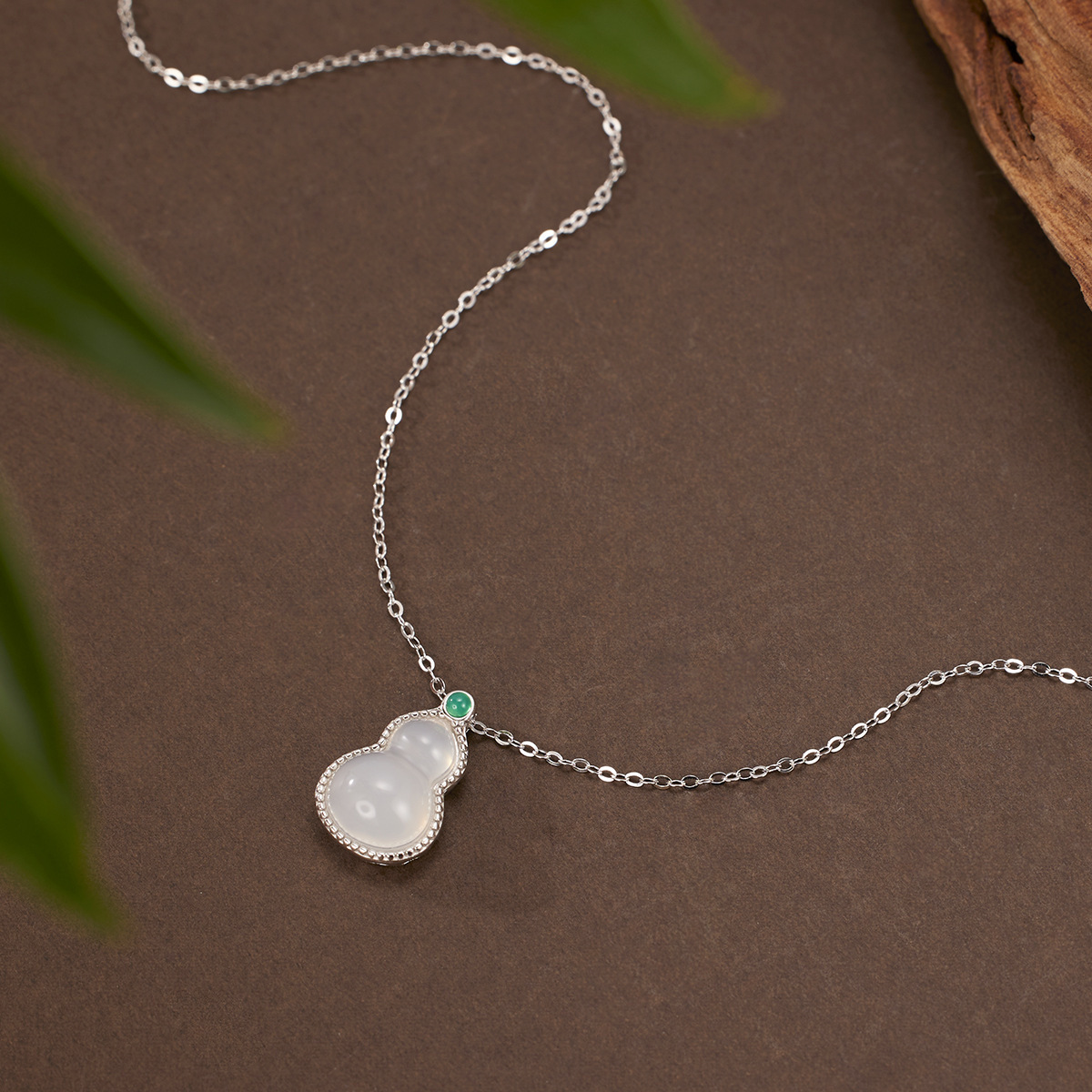 New Chinese-style high ice transparency natural white chalcedony gourd S925 silver necklace, a high-end collarbone chain that makes women look fair and elegant