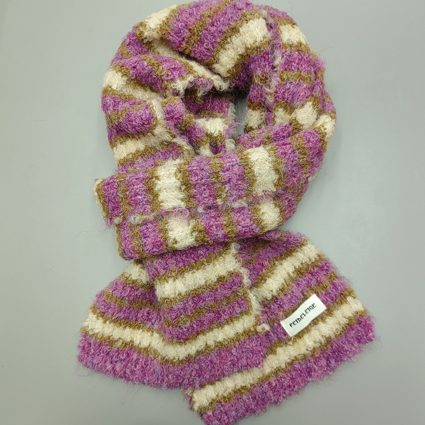 A faux lambskin striped scarf for women in a retro Korean style with contrasting colors, a soft and sticky couple's winter warmth thickened Instagram details Picture