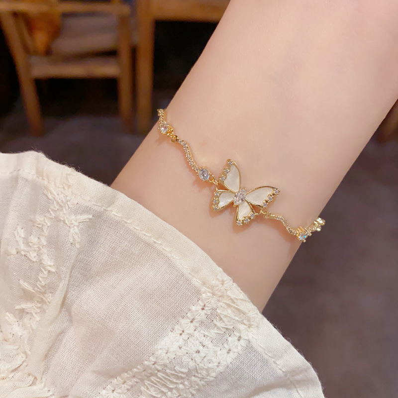This fresh, fashionable and light luxury double-layer shell four-leaf flower bracelet is a versatile and high-end accessory for daily commuting Specification image