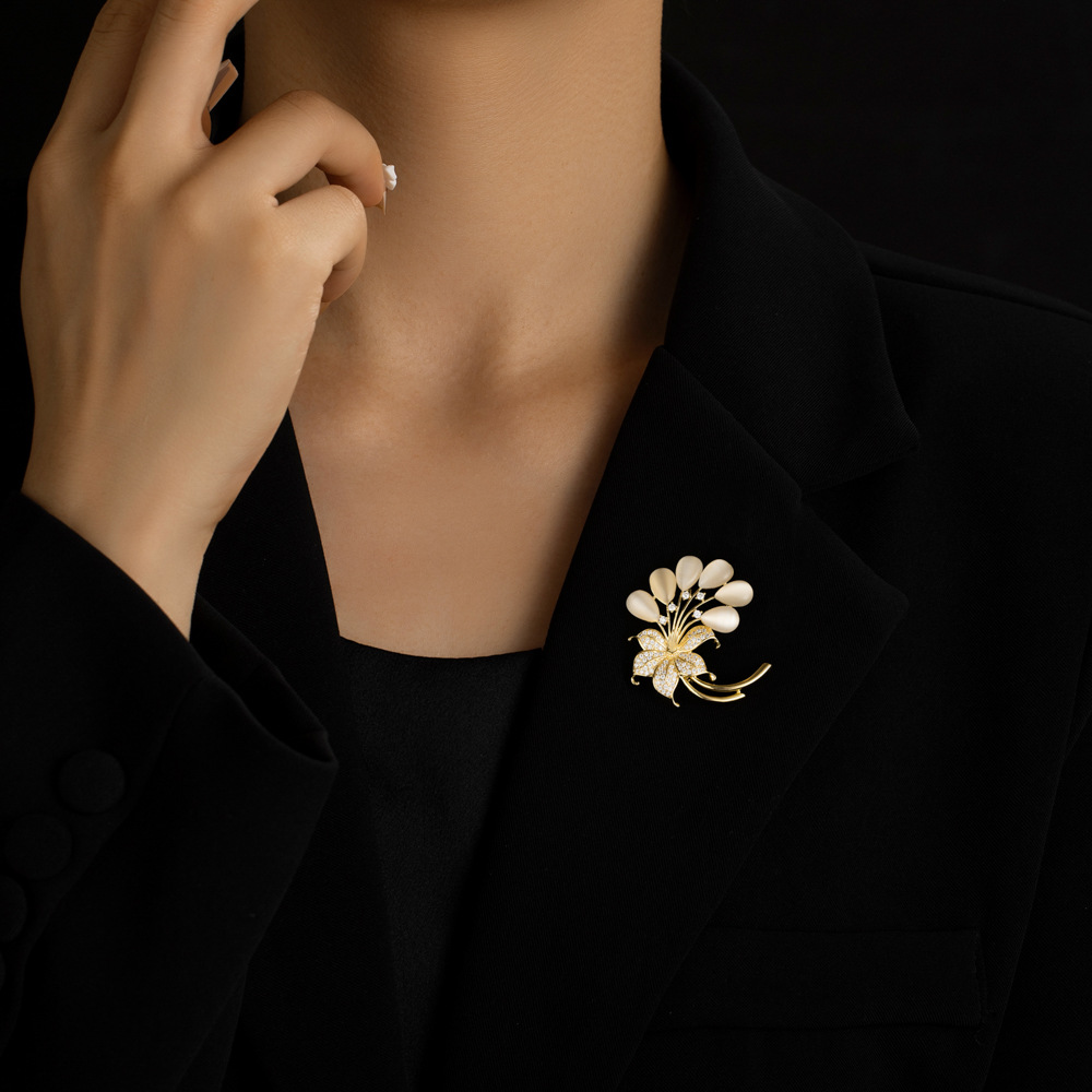 Fashionable and high-end cat's eye brooch, niche luxury and exquisite leaf-shaped brooch, new high-end pin accessories Application Scenario