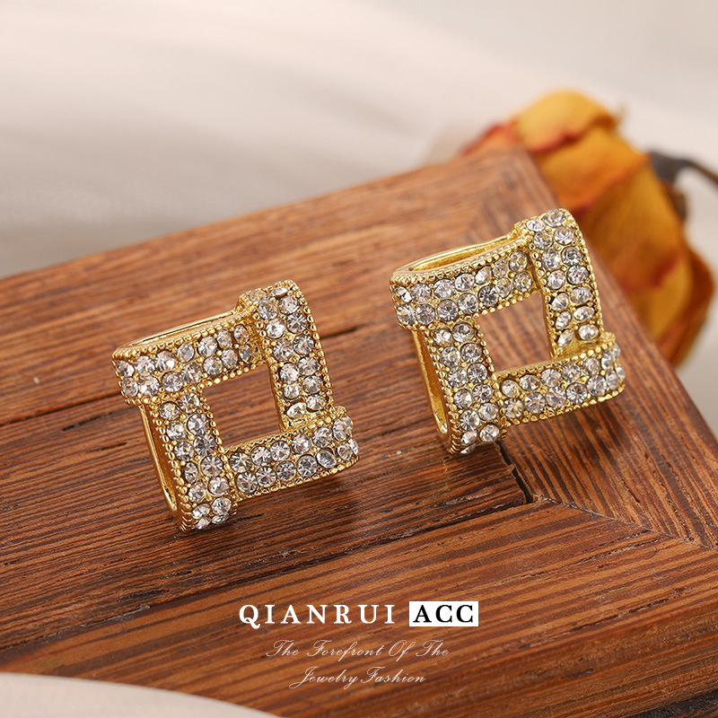The new zircon geometric square earrings exude a sense of sophistication for women. They are small, simple, trendy, fashionable and have a unique style. The stud earrings are made of s925 silver Specification image